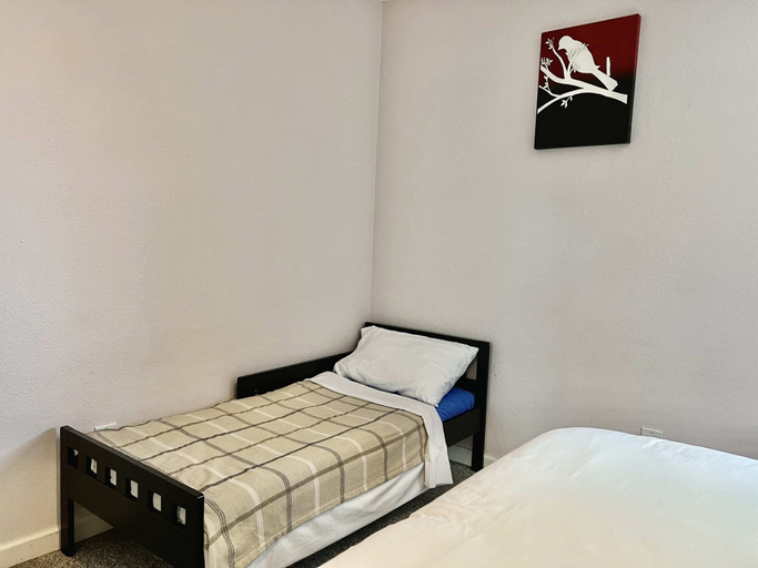 Room 5, DT Reno - 4BR Home w Patio BBQ Grill Games Room, Washoe