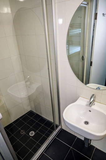 Bathroom 3, Nomads St Kilda Hostel, Melbourne