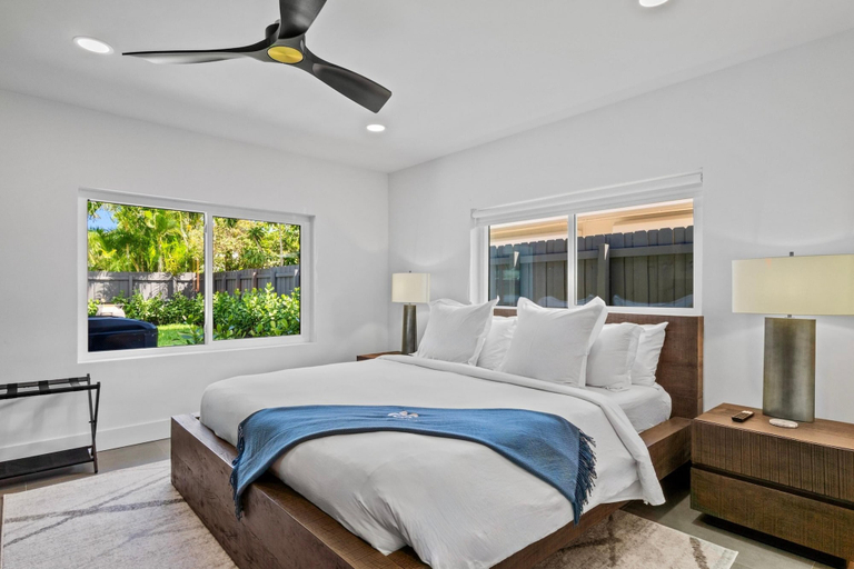 Room 5, Stunning Poolside Luxury Retreat, Broward
