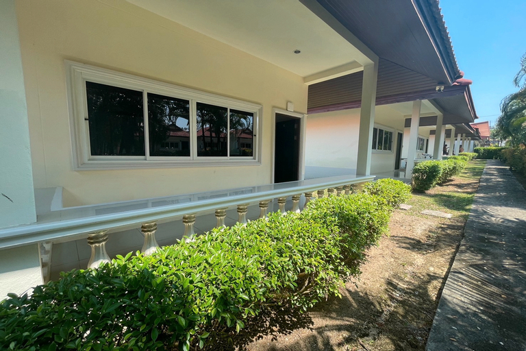 Exterior & Views 27