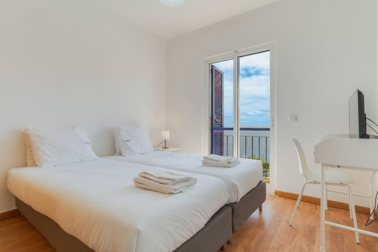 Room 5, Esfera I in Cani o With 3 Bedrooms and 2 5 Bathrooms, Santa Cruz