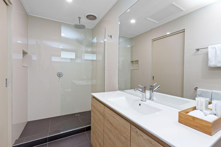 Bathroom 5, Apollo Bay Motel & Apartments, Colac-Otway - South