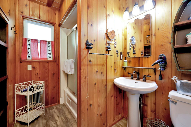 Bathroom 4, Bear CUB Cabin #2069, San Bernardino