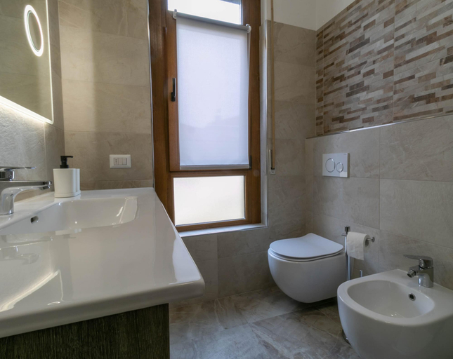 Bathroom 4, Ponte Vecchio Family Apartment, Lecco