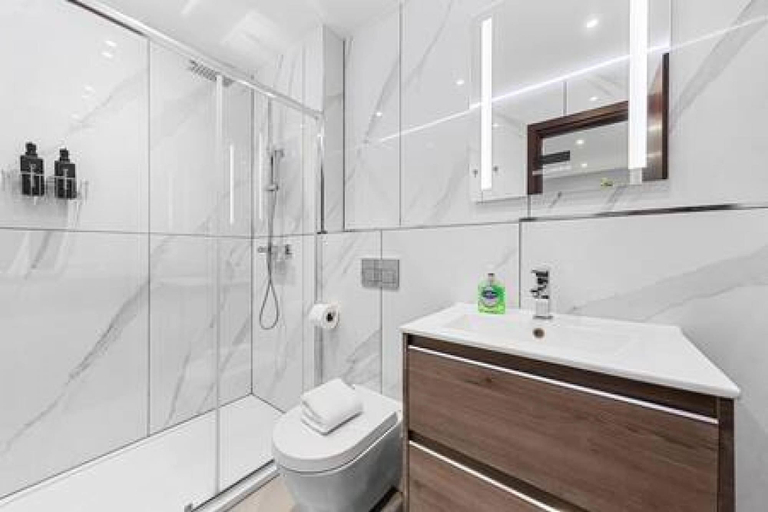 Room 4, Stylish King Size Bed Studio Near Central London, London