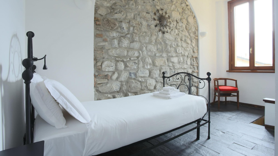 Bedroom 2, Piazza Campidoglio 5, Como