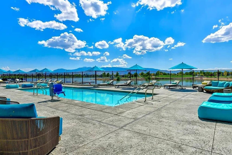 Room 5, Chic Apt w Jacuzzi Pool BBQ Mountain Views, Washoe