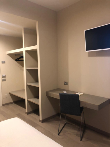 Others 5, Albergo Tre Pozzi, Parma