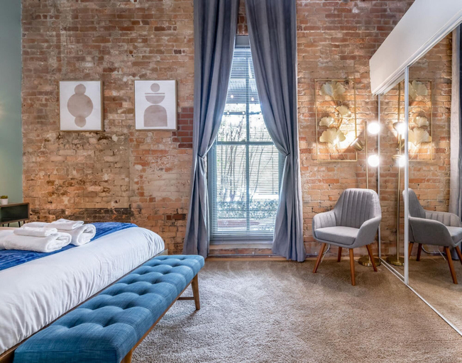 Room 4, 100 Year-old Historic Brick 2BR Loft Large Patio2, Durham