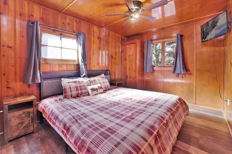 Bedroom 3, Little Pines #102, San Bernardino