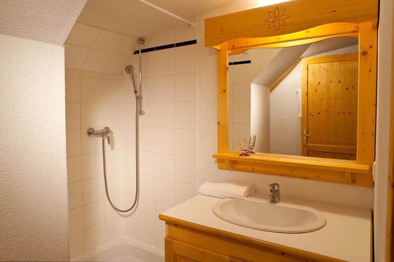 Bathroom 2, Madame Vacances Residence Les Fermes de Saint Sorlin, Savoie
