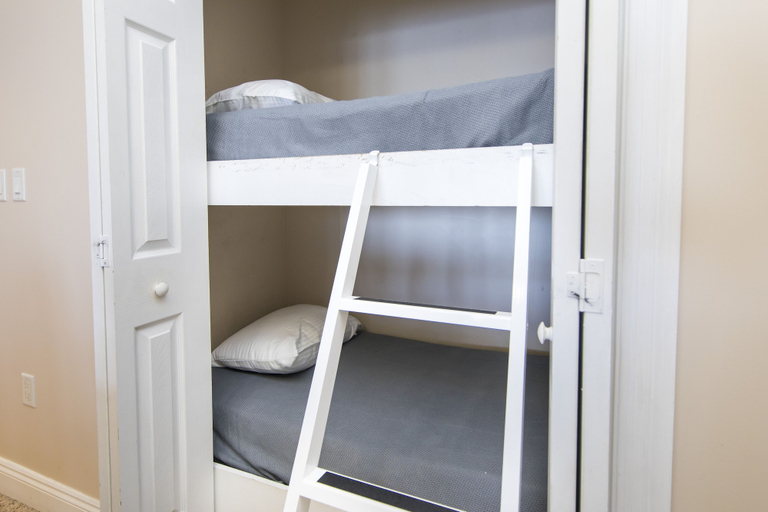Bedroom 3, Treasure Island 2011, Bay