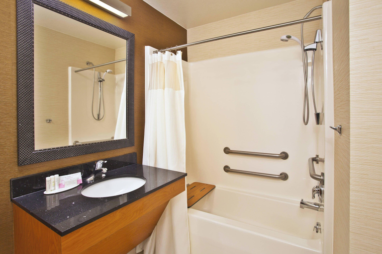 Bathroom 3, Fairfield Inn & Suites by Marriott Madison West/Middleton, Dane
