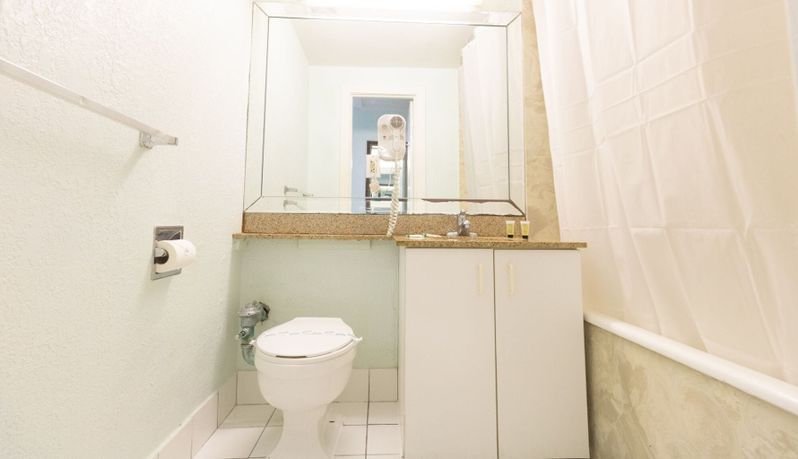 Bathroom 3, 650 Studio Apartment Hollywood Beach, Broward