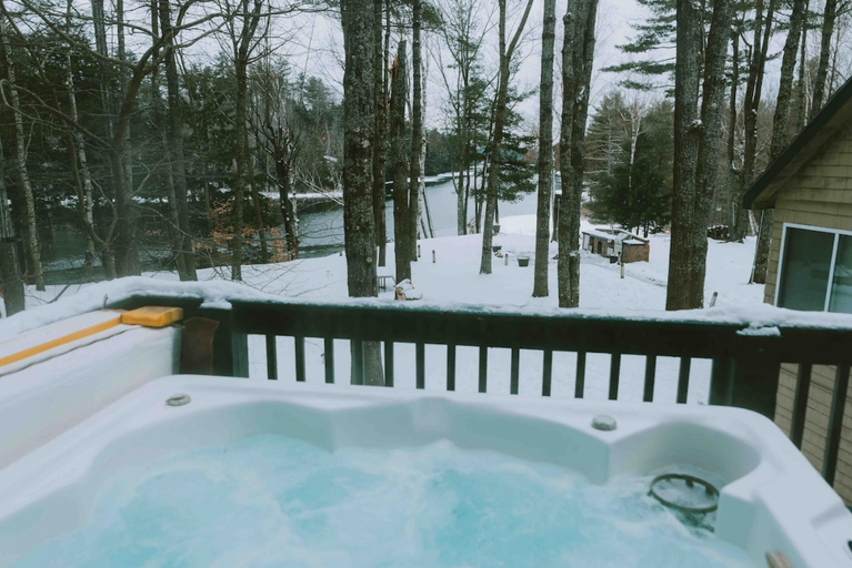 Room 2, Sunset Chalet-amazing Views Private hot tub, Kennebec