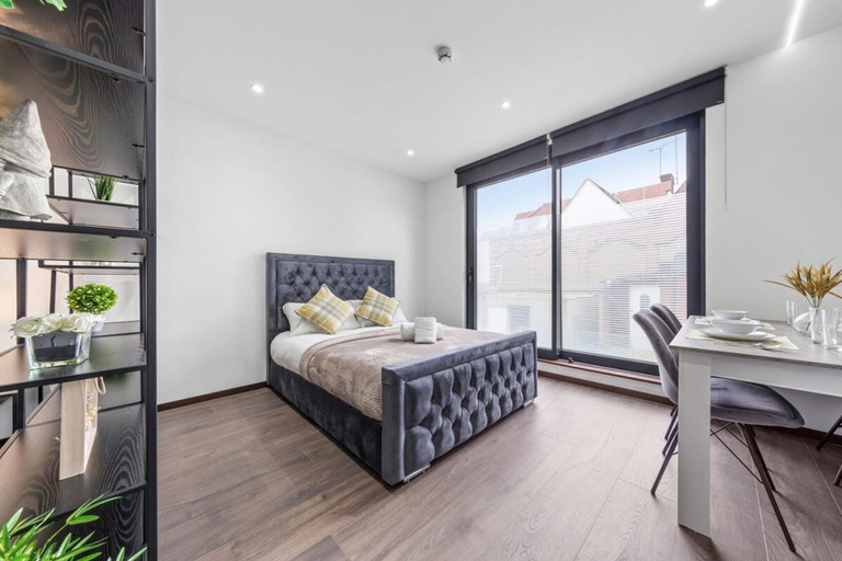 Room 4, Luxury Sleeps 4 Studio Flat, London