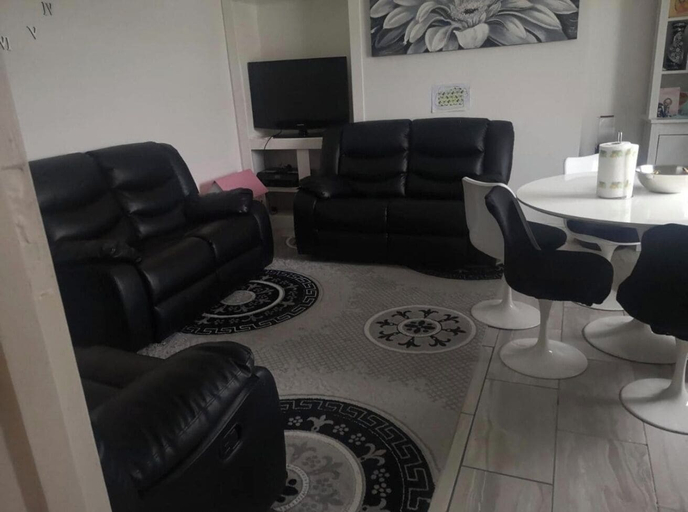 Others 5, Self Contained 2 Bedrooms House Free Parking, East Ayrshire