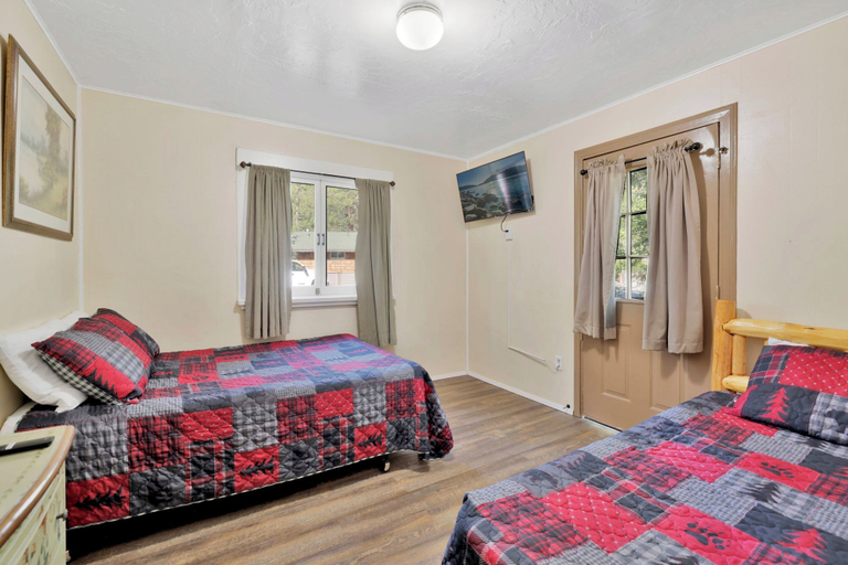 Bedroom 3, Lodge House #100, San Bernardino
