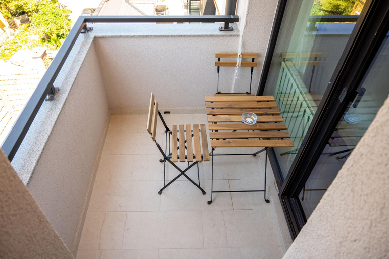 Others 5, Spacious 1bdr Apartment in City Centre With Balcony, Stolichna