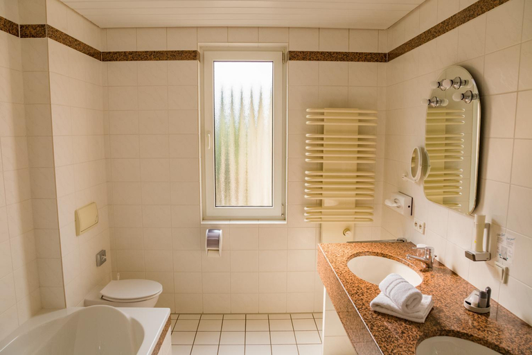Bathroom 5, Hotel-Restaurant Zur Krone, Limburg-Weilburg