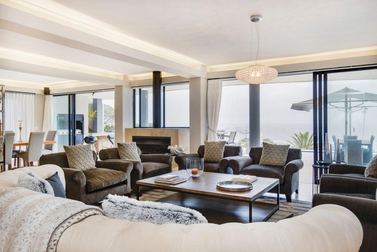 Room 2, Luxury Villa w Large Patio Private Pool Wescamp, City of Cape Town