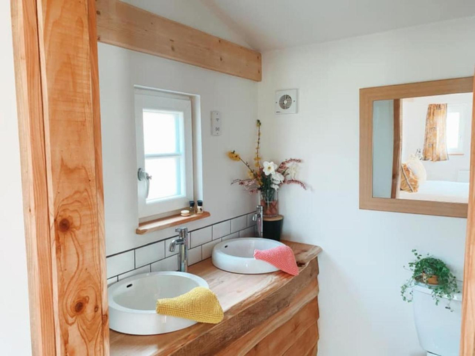 Bathroom 2, The Holford Arms, Gloucestershire