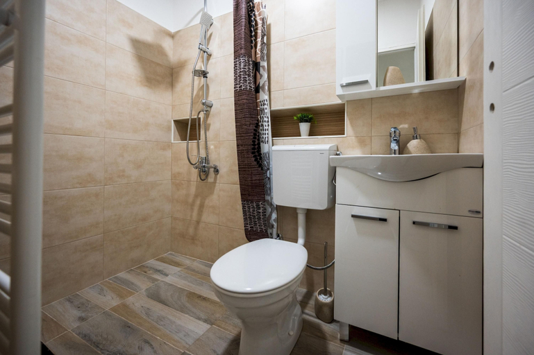 Bathroom 1, Spacious and Bright 2bdr Apartment in the Old Town, Sarajevo