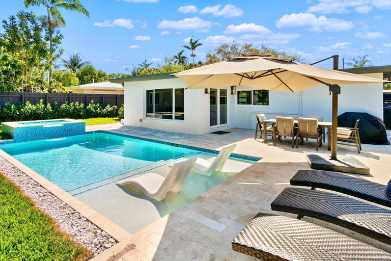 BBQ/picnic area, Stunning Poolside Luxury Retreat, Broward