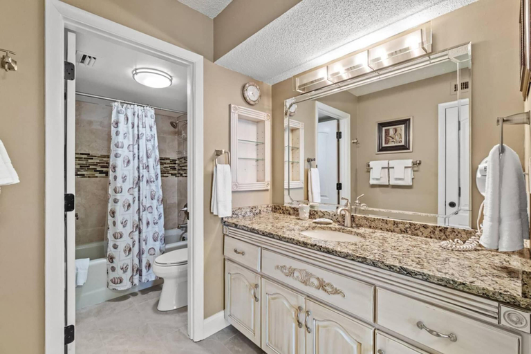 Bathroom 4, Summerhouse 1012c, Bay