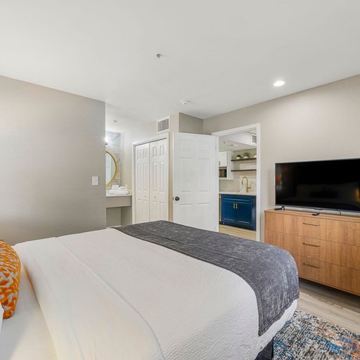 Room 5, Chic Condo Retreat in Central Buckhead Atlanta, Atlanta