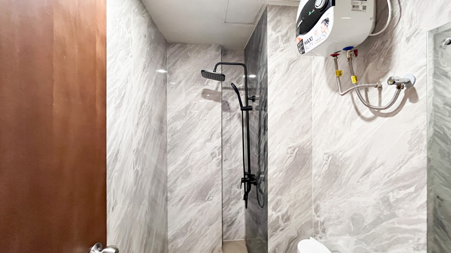 Bathroom 5, Modern Designed 2BR at Vida View Makassar Apartment By Travelio, Makassar
