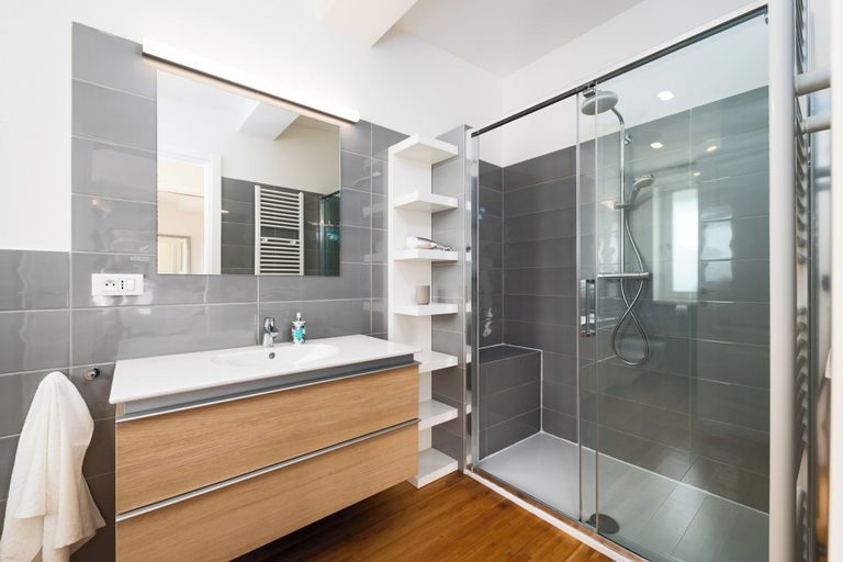 Bathroom 3, 4-room apartment near Charles Square, Praha 5