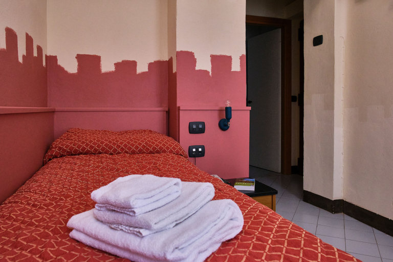 Bedroom 4, Hotel Bello by Ostello Bello, Savona