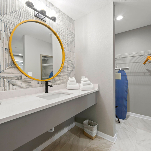 Room 5, Newly Renovated Atlanta Gem Central Buckhead Apt, Atlanta