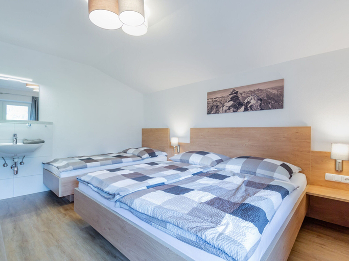 Bedroom 2, Beautiful Apartment in Salzburg With Balcony, Zell am See