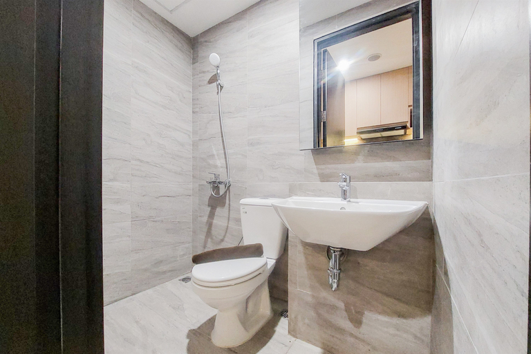 Bathroom 5, Restful and Cozy Stay Studio with Balcon at Collins Boulevard Apartment By Travelio, Tangerang