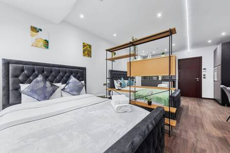 Others 3, Modern Spacious Suite Sleeps 4 in Central London, London