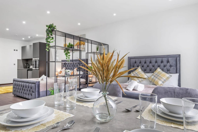 Room 3, Luxury Sleeps 4 Studio Flat, London