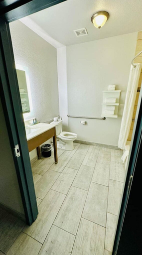 Bathroom 4, La Quinta Inn & Suites by Wyndham Ft. Worth - Forest Hill TX, Tarrant