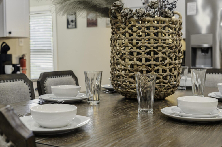 Food & Drinks 5, Stockyards- 4min Pet Friendly 3BR Luxe Gem, Fort Worth