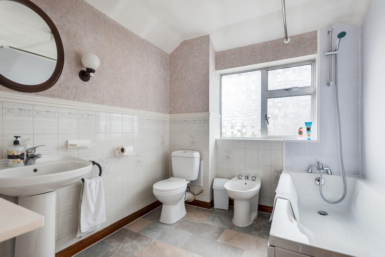 Bathroom, Kidlington 3 BR House Parking Large Garden, Oxfordshire