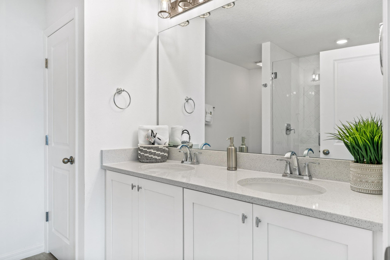 Room 1, Lovely Townhome Sleeps 8, Polk