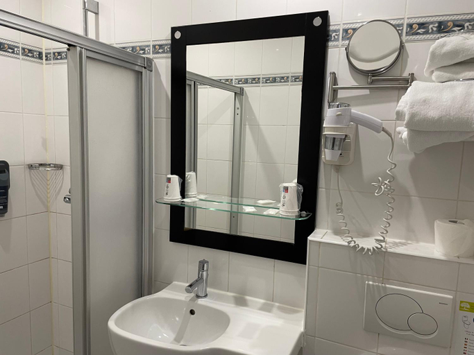 Bathroom 4, Hotel Lilas Gambetta, Paris