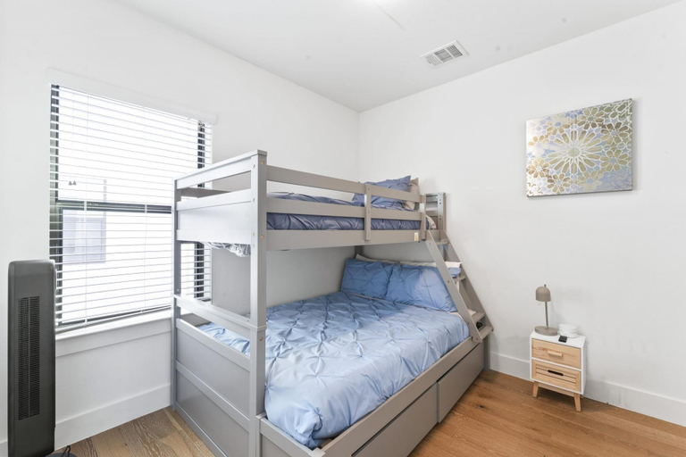 Room 3, East Downtown 3BR Condo Free Parking Sleeps 7, Travis