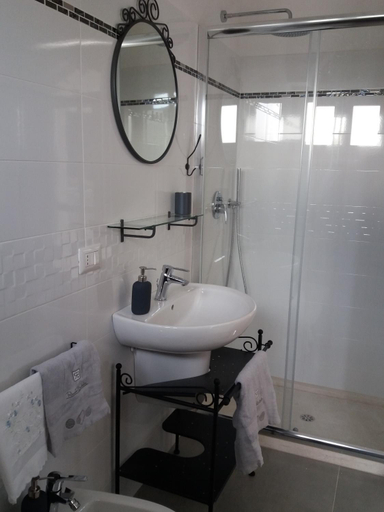 Bathroom 4, Casale Porto Contessa, Bari