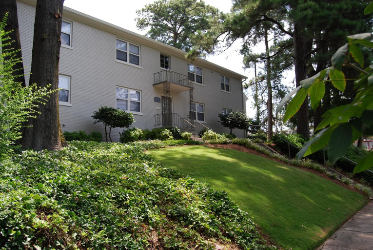 Garden, B1bd Safe Clean Condo Only Blocks From Piedmont Hospital, Atlanta