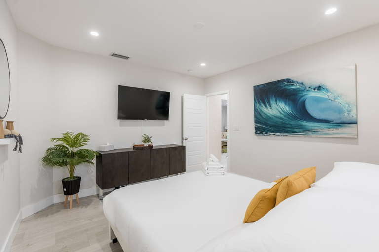 Room 2, Heated Pool BBQ Olas Villa by Rovetravel, Broward