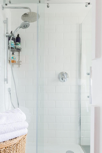 Bathroom 3, Stylish Apartment With Private Rooftop in Covent Garden, London