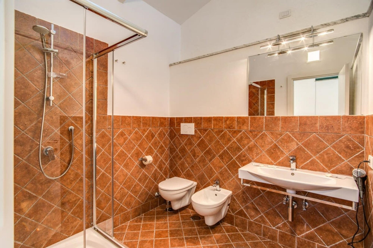 Bathroom 4, Casa del Capitano in Termini, Napoli