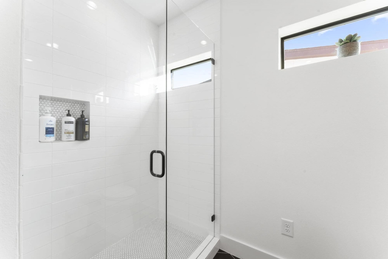 Room 4, East Downtown 3BR Condo Free Parking Sleeps 7, Travis